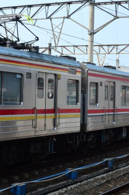 Jakarta, Endonezya 'daki banliyö hattı ya da elektrikli tren. Doğru açıdan çekilen fotoğrafta, bu elektrikli trenin ihtişamını gösteriyor..