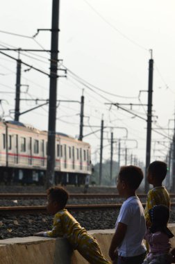 Jakarta, Endonezya 'daki banliyö hattı ya da elektrikli tren. Doğru açıdan çekilen fotoğrafta, bu elektrikli trenin ihtişamını gösteriyor..