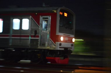 Jakarta, Endonezya 'daki banliyö hattı ya da elektrikli tren. Doğru açıdan çekilen fotoğrafta, bu elektrikli trenin ihtişamını gösteriyor..