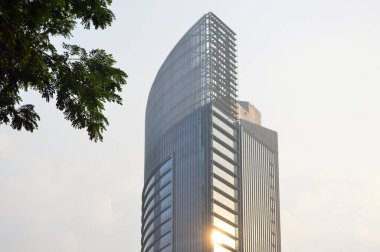 Jakarta şehrinin manzarasında, yüksek binalarla karakterize edilmiş gelişmekte olan bir şehir görebilirsiniz..