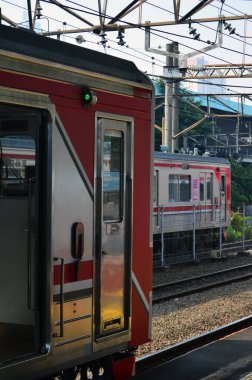 Jakarta, Endonezya 'daki banliyö hattı ya da elektrikli tren. Doğru açıdan çekilen fotoğrafta, bu elektrikli trenin ihtişamını gösteriyor..