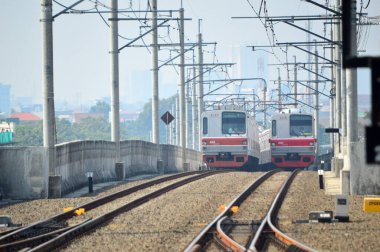 Jakarta, Endonezya 'daki banliyö hattı ya da elektrikli tren. Doğru açıdan çekilen fotoğrafta, bu elektrikli trenin ihtişamını gösteriyor..