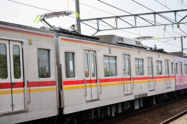 Jakarta, Endonezya 'daki banliyö hattı ya da elektrikli tren. Doğru açıdan çekilen fotoğrafta, bu elektrikli trenin ihtişamını gösteriyor..