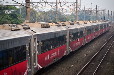 Jakarta, Endonezya 'daki banliyö hattı ya da elektrikli tren. Doğru açıdan çekilen fotoğrafta, bu elektrikli trenin ihtişamını gösteriyor..