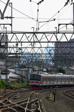 Jakarta, Endonezya 'daki banliyö hattı ya da elektrikli tren. Doğru açıdan çekilen fotoğrafta, bu elektrikli trenin ihtişamını gösteriyor..