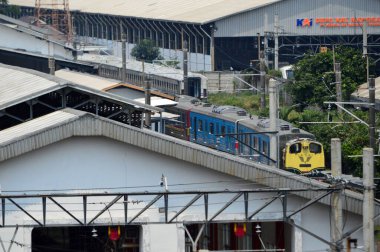 Jakarta, Endonezya 'daki banliyö hattı ya da elektrikli tren. Doğru açıdan çekilen fotoğrafta, bu elektrikli trenin ihtişamını gösteriyor..