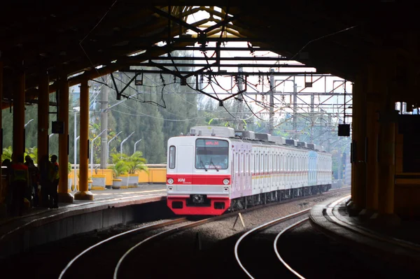 Jakarta, Endonezya 'daki banliyö hattı ya da elektrikli tren. Doğru açıdan çekilen fotoğrafta, bu elektrikli trenin ihtişamını gösteriyor..