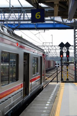 Jakarta, Endonezya 'daki banliyö hattı ya da elektrikli tren. Doğru açıdan çekilen fotoğrafta, bu elektrikli trenin ihtişamını gösteriyor..
