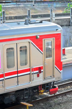Jakarta, Endonezya 'daki banliyö hattı ya da elektrikli tren. Doğru açıdan çekilen fotoğrafta, bu elektrikli trenin ihtişamını gösteriyor..