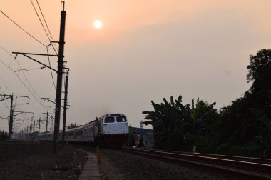 Jakarta, Endonezya 'daki banliyö hattı ya da elektrikli tren. Doğru açıdan çekilen fotoğrafta, bu elektrikli trenin ihtişamını gösteriyor..