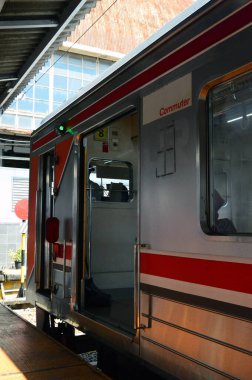 Jakarta, Endonezya 'daki banliyö hattı ya da elektrikli tren. Doğru açıdan çekilen fotoğrafta, bu elektrikli trenin ihtişamını gösteriyor..