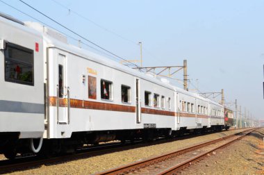 Jakarta, Endonezya 'daki banliyö hattı ya da elektrikli tren. Doğru açıdan çekilen fotoğrafta, bu elektrikli trenin ihtişamını gösteriyor..