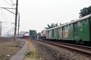 Jakarta, Endonezya 'daki banliyö hattı ya da elektrikli tren. Doğru açıdan çekilen fotoğrafta, bu elektrikli trenin ihtişamını gösteriyor..