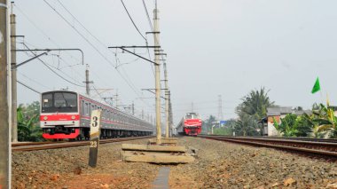 Jakarta, Endonezya 'daki banliyö hattı ya da elektrikli tren. Doğru açıdan çekilen fotoğrafta, bu elektrikli trenin ihtişamını gösteriyor..