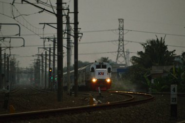 Jakarta, Endonezya 'daki banliyö hattı ya da elektrikli tren. Doğru açıdan çekilen fotoğrafta, bu elektrikli trenin ihtişamını gösteriyor..