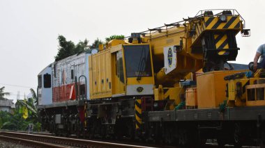 Jakarta, Endonezya 'daki banliyö hattı ya da elektrikli tren. Doğru açıdan çekilen fotoğrafta, bu elektrikli trenin ihtişamını gösteriyor..