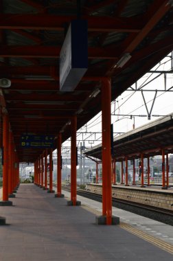 Jakarta, Endonezya 'daki banliyö hattı ya da elektrikli tren. Doğru açıdan çekilen fotoğrafta, bu elektrikli trenin ihtişamını gösteriyor..