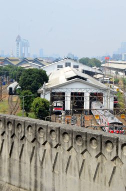 Jakarta 'daki Endonezya' daki tren garında banliyö hattı ya da elektrikli tren. Doğru açıdan çekilen fotoğrafta, bu elektrikli trenin ihtişamını gösteriyor..