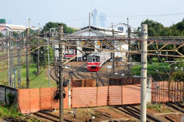 Jakarta 'daki Endonezya' daki tren garında banliyö hattı ya da elektrikli tren. Doğru açıdan çekilen fotoğrafta, bu elektrikli trenin ihtişamını gösteriyor..