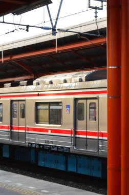 Jakarta, Endonezya 'daki banliyö hattı ya da elektrikli tren. Doğru açıdan çekilen fotoğrafta, bu elektrikli trenin ihtişamını gösteriyor..