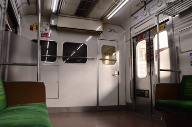 Jakarta, Endonezya 'daki banliyö hattı ya da elektrikli tren. Doğru açıdan çekilen fotoğrafta, bu elektrikli trenin ihtişamını gösteriyor..