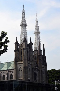 Jakarta şehrinin yüksek bir görüntüsünde, yüksek binalarla karakterize edilmiş gelişmekte olan bir şehir görebilirsiniz. Katedral Kilisesi
