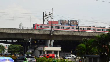 Jakarta, Endonezya 'daki banliyö hattı ya da elektrikli tren. Doğru açıdan çekilen fotoğrafta, bu elektrikli trenin ihtişamını gösteriyor..