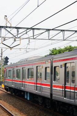 Jakarta, Endonezya 'daki banliyö hattı ya da elektrikli tren. Doğru açıdan çekilen fotoğrafta, bu elektrikli trenin ihtişamını gösteriyor..