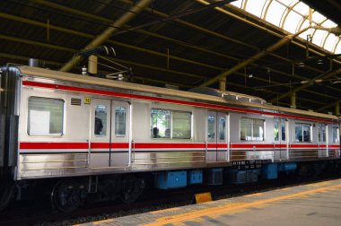 Jakarta, Endonezya 'daki banliyö hattı ya da elektrikli tren. Doğru açıdan çekilen fotoğrafta, bu elektrikli trenin ihtişamını gösteriyor..