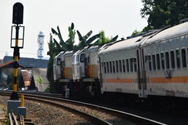 Jakarta, Endonezya 'daki banliyö hattı ya da elektrikli tren. Doğru açıdan çekilen fotoğrafta, bu elektrikli trenin ihtişamını gösteriyor..
