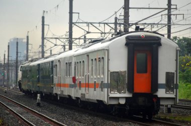 Jakarta, Endonezya 'daki banliyö hattı ya da elektrikli tren. Doğru açıdan çekilen fotoğrafta, bu elektrikli trenin ihtişamını gösteriyor..