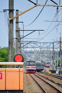 Jakarta, Endonezya 'daki banliyö hattı ya da elektrikli tren. Doğru açıdan çekilen fotoğrafta, bu elektrikli trenin ihtişamını gösteriyor..