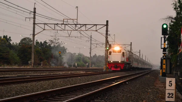 Jakarta, Endonezya 'daki banliyö hattı ya da elektrikli tren. Doğru açıdan çekilen fotoğrafta, bu elektrikli trenin ihtişamını gösteriyor..