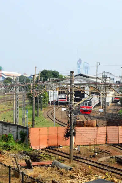 Jakarta 'daki Endonezya' daki tren garında banliyö hattı ya da elektrikli tren. Doğru açıdan çekilen fotoğrafta, bu elektrikli trenin ihtişamını gösteriyor..