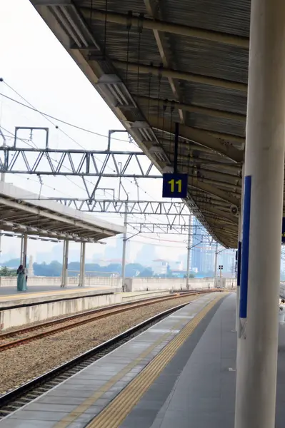 Jakarta şehrinin yüksek bir görüntüsünde, yüksek binalarla karakterize edilmiş gelişmekte olan bir şehir görebilirsiniz..