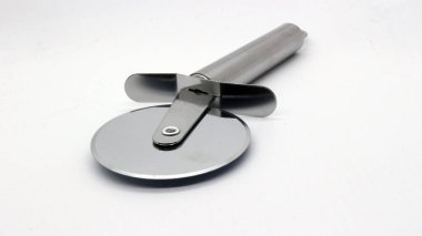 Paslanmaz Çelik Pizza Cutter, pizzanın yanı sıra bazen kek ve ekmek kesmek için de kullanılır..