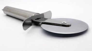 Paslanmaz Çelik Pizza Cutter, pizzanın yanı sıra bazen kek ve ekmek kesmek için de kullanılır..