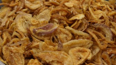 Kızarmış arpacık soğanı, domuz eti, arpacık soğanı her öğünde lezzet olarak servis edilir..