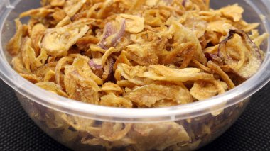 Kızarmış arpacık soğanı, domuz eti, arpacık soğanı her öğünde lezzet olarak servis edilir..