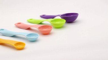 Kaşıkları çeşitli renklerde ölçerler. Kaşıkları birçok boyutta ve renkte ölçmek.