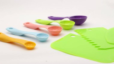 Kaşıkları çeşitli renklerde ölçmek ve pasta hamuru kesme aleti. Kaşıkları birçok boyutta ve renkte ölçmek.