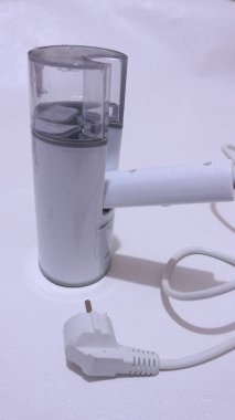 Beyaz arkaplanda kullanılmayan izole edilmiş beyaz saç kurutma makinesi