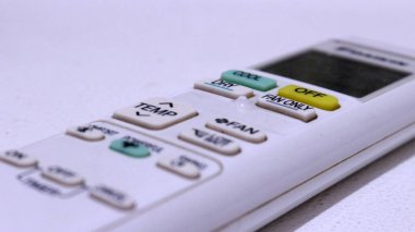 Beyaz arkaplanda AC kumandasını kapat