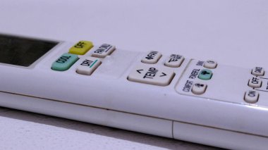 Beyaz arkaplanda AC kumandasını kapat