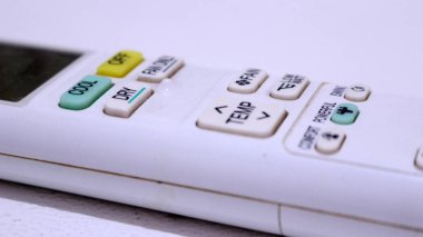 Beyaz arkaplanda AC kumandasını kapat