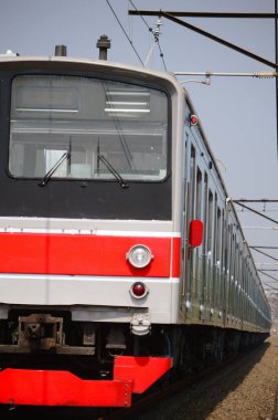 Tren öğle vakti başkente doğru gidiyordu.