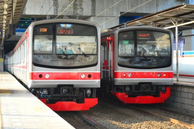 Tren öğle vakti başkente doğru gidiyordu.