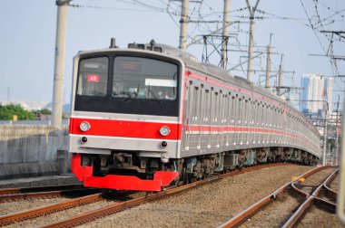 Tren öğle vakti başkente doğru gidiyordu.