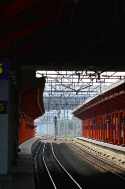 Gün boyunca trenden şehir manzarası