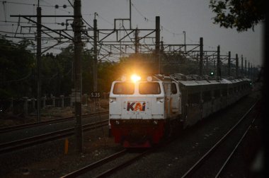 Tren öğle vakti başkente doğru gidiyordu.